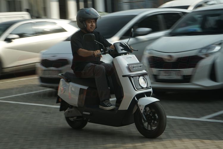 video, Komparasi, Motor Listrik, Gesits G1, baterai, Polytron Fox 200, Duel Gesits G1 Vs Polytron Fox 200, Mana yang Lebih Menarik (Video)?