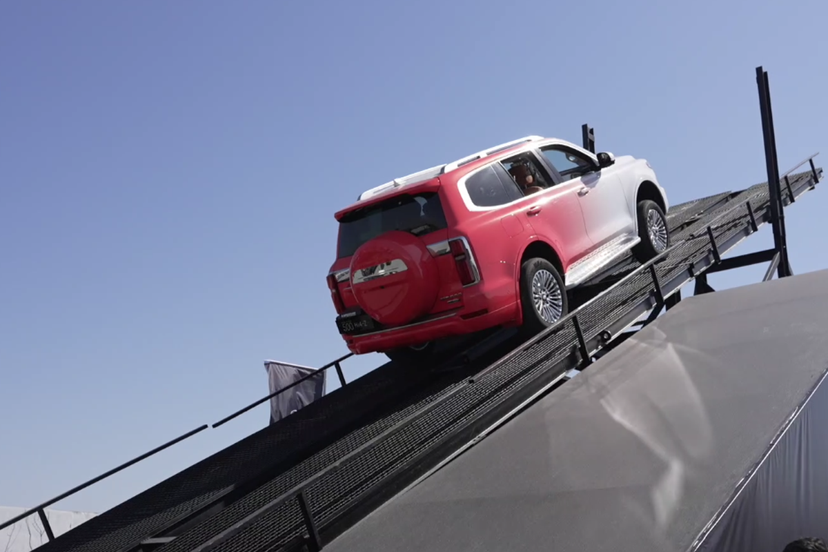 Menguji Ketangguhan Tank 500 Hi4-Z di Tanjakan Ekstrem