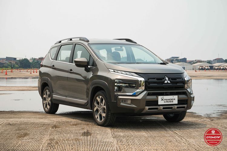 Xpander Cross, Mitsubishi Xpander Cross, Suzuki XL7 Hybrid Alpha Kuro, xl7 alpha kuro, new xl7 hybrid, komparasi xl7 vs xpander cross, Adu XL7 Hybrid Alpha Kuro Vs Xpander Cross: Pertarungan MPV Rasa SUV