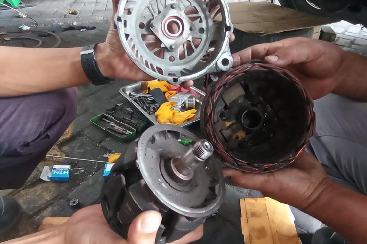 mobil, kendaraan bermotor, tips otomotif, alternator, otopedia, Alternator mobil, Ini Bedanya Alternator dan Dinamo Starter pada Mobil