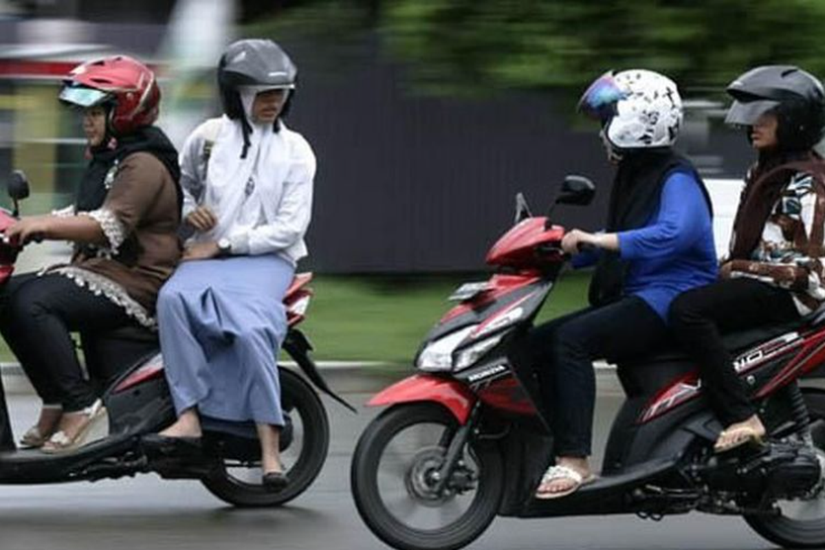 Bahaya, Jangan Bonceng Motor dengan Posisi Duduk Menyamping