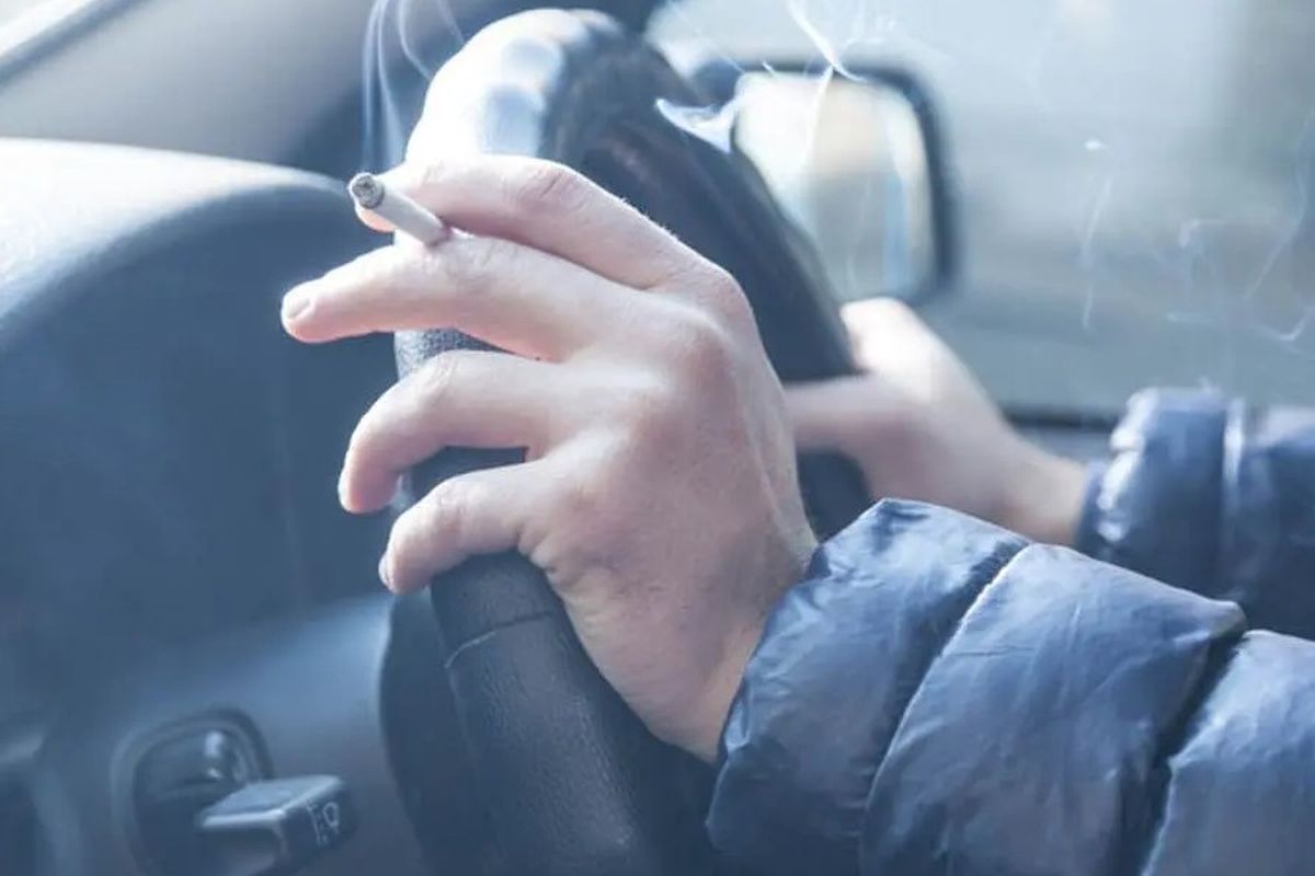 Merokok Saat Berkendara: Risiko Ganda untuk Diri Sendiri dan Pengguna Jalan Lain