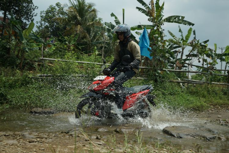 skutik petualang, Suzuki Nex Crossover, Honda BeAT Street, perbandingan performa, Suzuki Nex Crossover vs Honda BeAT Street: Skutik Petualang Terbaik