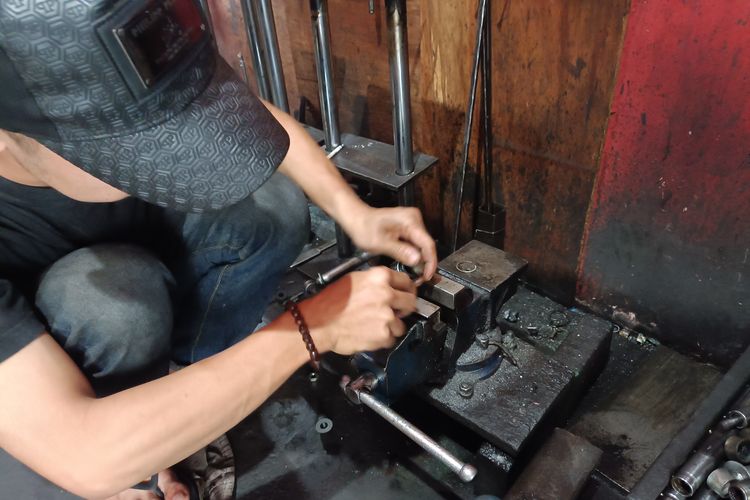 MZ Shockbreaker, Servis, Shockbreaker motor, servis shockbreaker, spesialis shockbreaker motor, Spesialis Shockbreaker Motor di Bogor, Servis mulai Rp 125.000