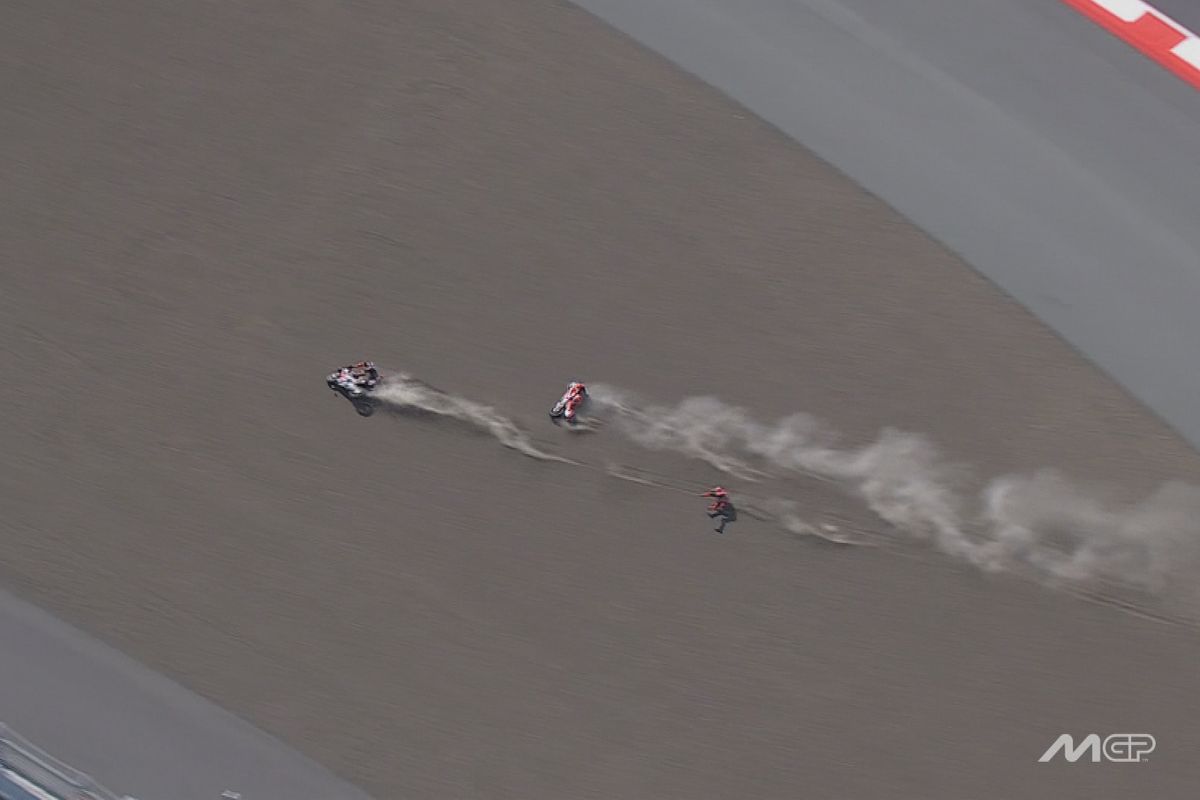 MotoGP, Marc Marquez, insiden, Sirkuit Mandalika, Mandalika Grand Prix Association, MGPA, Marco Bezzecchi, gravel, motogp 2025, MotoGP Indonesia 2025, Pebalap MotoGP Kritik Gravel Sirkuit Mandalika, Ini Respon MGPA