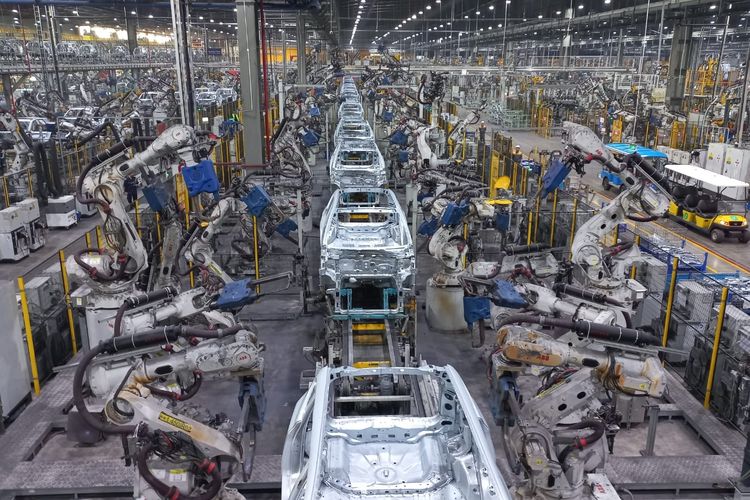 produksi lokal, Vinfast VF 3, mobil listrik, Kariyanto Hardjosoemarto, VinFast VF 3: Mobil Listrik Pertama yang Diproduksi di Subang