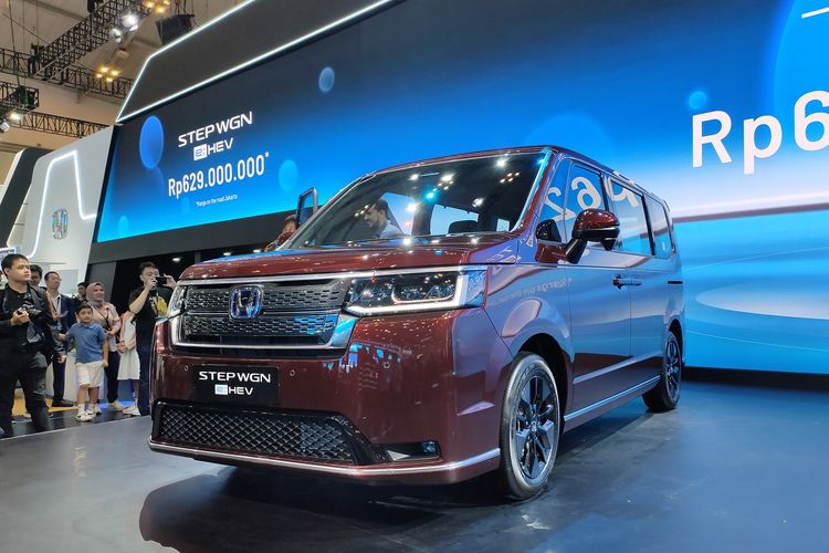 Honda Step WGN e:HEV, Yusak Billy, GIIAS 2025, MPV Hybrid, Target Penjualan Honda Step WGN e:HEV Capai 2.000 Unit per Tahun