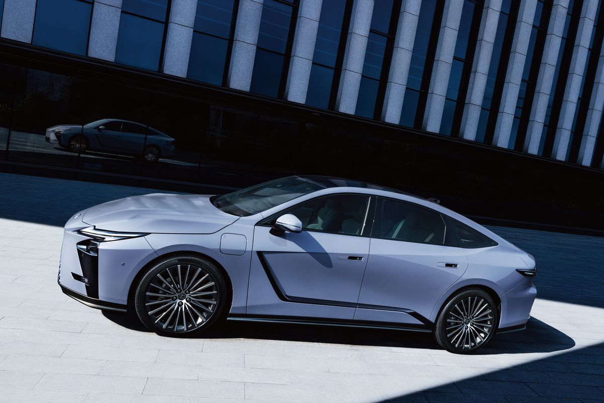 Lexus Kenalkan ES Terbaru, Usung Teknologi Hybrid dan Full EV