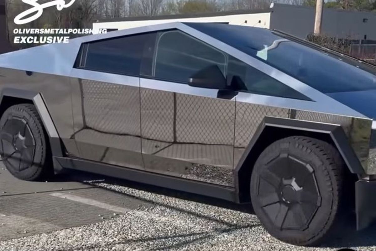 Ketika Bodi Tesla Cybertruck Dipoles, Malah Jadi Cermin