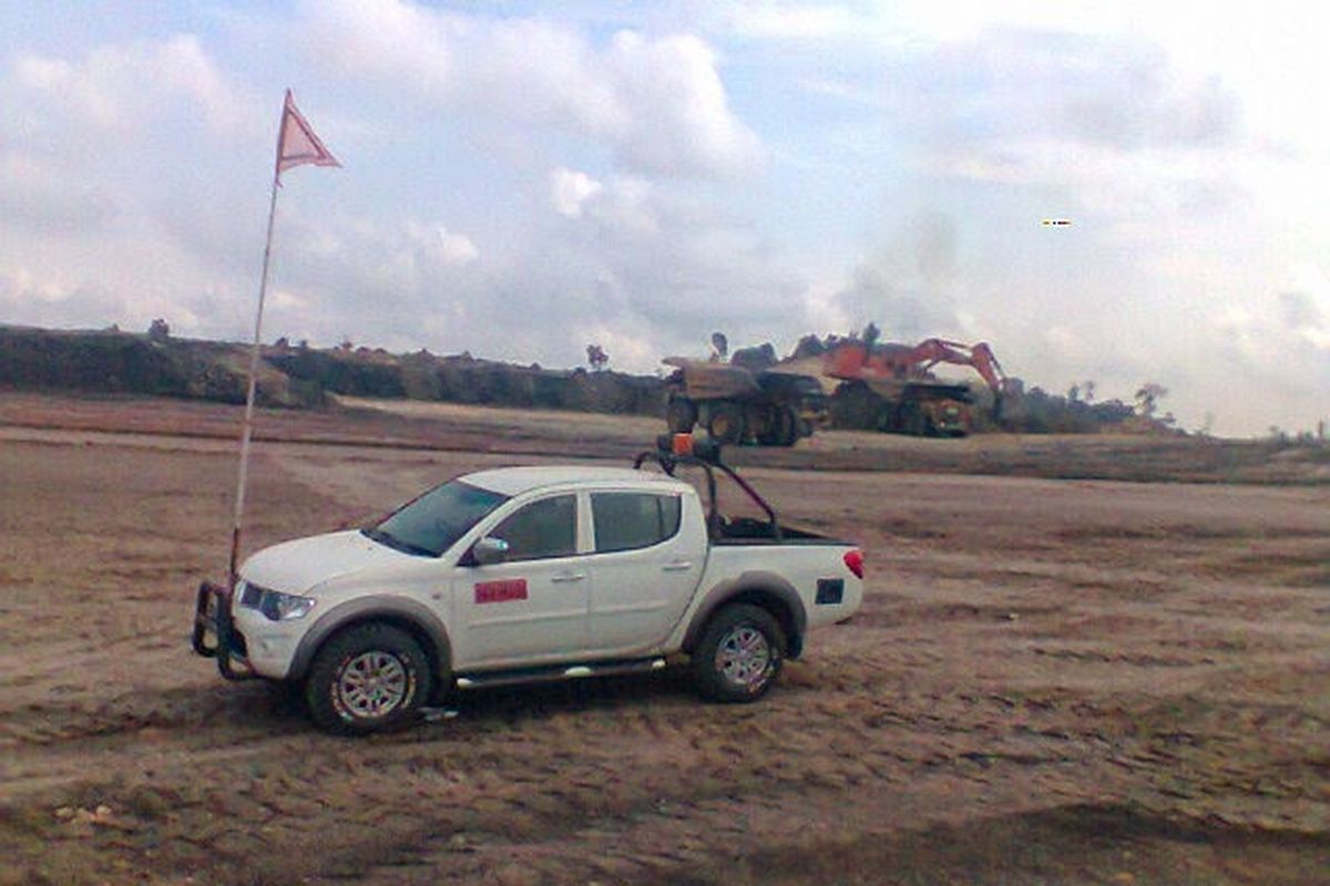 Mengapa Kendaraan di Tambang Memerlukan Bendera dengan Tiang Tinggi?