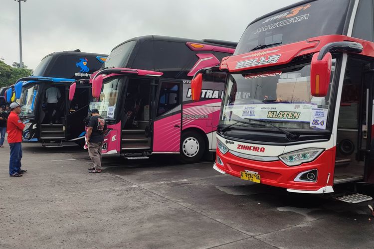 truk, Mudik Lebaran, mudik, Lebaran 2025, Bus Lebaran, Kebiasaan Buruk Bus Saat Mudik Lebaran, Jajah Lajur Kanan