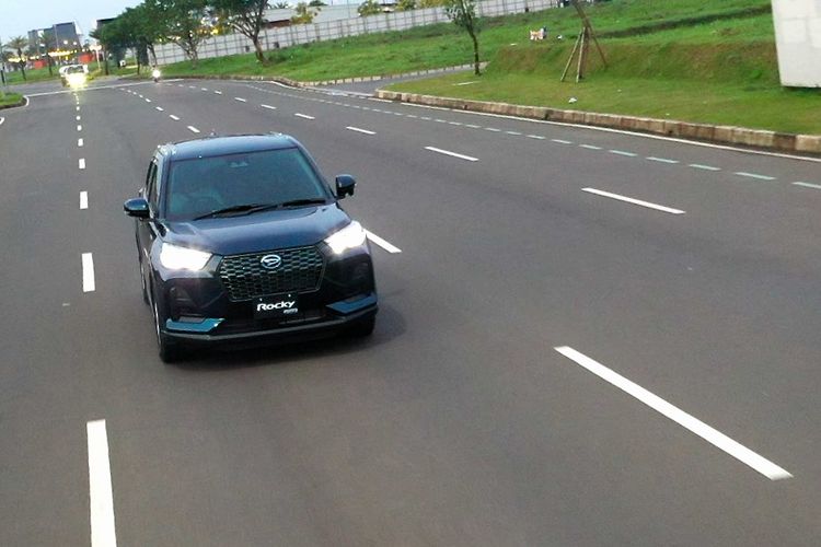 baterai, hybrid, interior, Daihatsu, mesin, bahan bakar, Tenaga, ramah lingkungan, Rocky Hybrid, Perdana Jajal Daihatsu Rocky Hybrid, Galak di Putaran Bawah