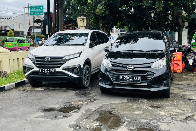 mobil listrik, tarif tol, debt collector, Populer Otomotif, artikel terpopuler, biaya mudik, diskon 20 Persen, arus mudik Lebaran, Mobil hybrid Toyota, [POPULER OTOMOTIF] Asosiasi Jasa Penagihan Klarifikasi Soal Peran Debt Collector | Sekitar 5.000 Kendaraan Masuk Jateng Via Tol Cikatama | Kenapa Mobil Hybrid Toyota Laku Keras di Pasaran?