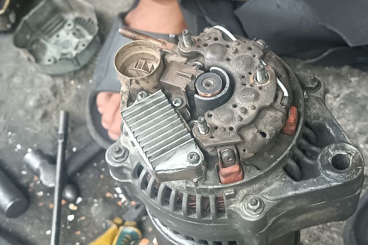 perbaikan alternator, teknisi berpengalaman, kerusakan alternator, perbaikan mandiri, Apakah Alternator Bisa Diperbaiki Sendiri di Rumah?