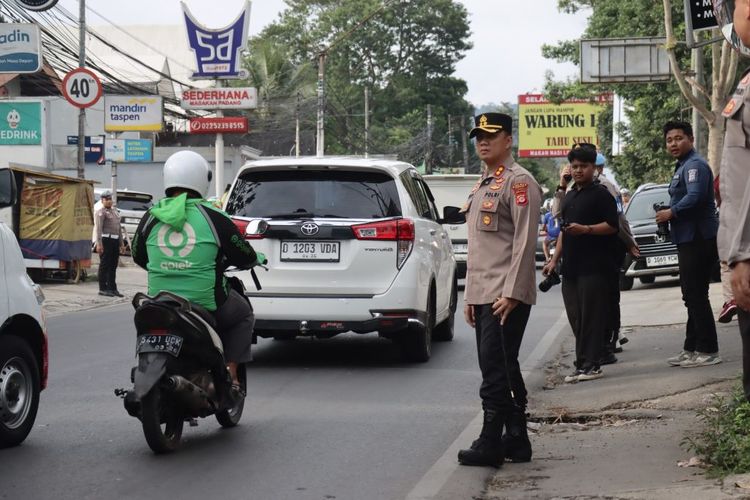 Lembang, Polres Cimahi, kemacetan, Kemacetan, One Way, rekayasa lalu lintas, lembang, one way, polres cimahi, Antisipasi Macet, Polisi Terapkan One Way di Lembang