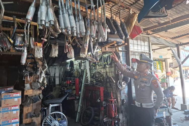 Dedi Mulyadi, larangan knalpot aftermarket, polemik industri knalpot, standar kebisingan knalpot, Dedi Mulyadi Larang Knalpot Bising: Apa Kabar SNI Knalpot?