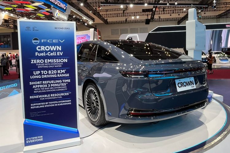 FCEV, Toyota Crown FCEV, mobil listrik, mobil hidrogen, Pakar Otomotif: Mobil Hidrogen Lebih Unggul Dibanding Mobil Listrik