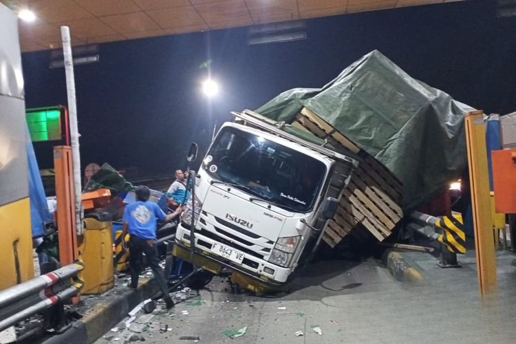 kecelakaan truk, kecelakaan tol jagorawi, Truk ODOL, GT Ciawi, Kecelakaan di GT Ciawi, Terjadi Lagi Kecelakaan Truk di GT Ciawi, Pemerintah Tak Serius Cari Solusi