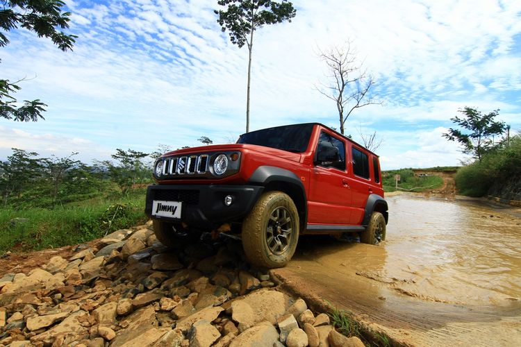 persiapan off-road, kesiapan pengemudi, posisi duduk yang tepat, kenali fitur kendaraan, Persiapan Wajib Sebelum Off-road, Jangan Main Gas ke Alam Liar