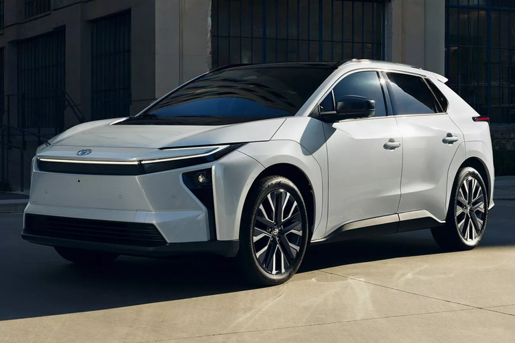 Toyota bZ4X, facelift, Kendaraan listrik, GIIAS 2025, Inovasi Toyota bZ4X Facelift di GIIAS 2025