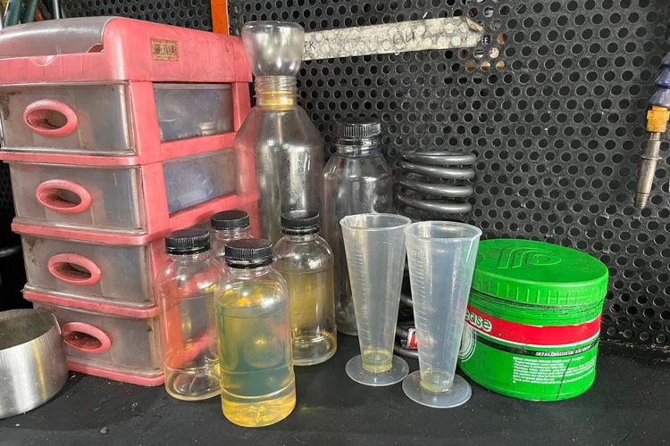 minyak goreng, oli sokbreker, Rivki Gunawan, eksperimen otomotif, Eksperimen Rivki Gunawan: Minyak Goreng untuk Sokbreker, Efektifkah?