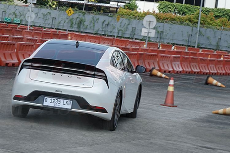 Toyota, mobil, Prius, Toyota Prius, PHEV, Toyota Kembangkan Prius PHEV Bisa Minum Etanol