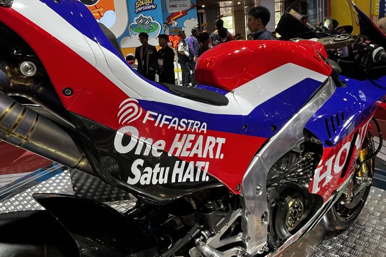 MotoGP, FIFGROUP, FIFAstra, motor, Honda HRC Castrol, Logo FIFAstra Nempel di Motor Balap Honda HRC Castrol MotoGP