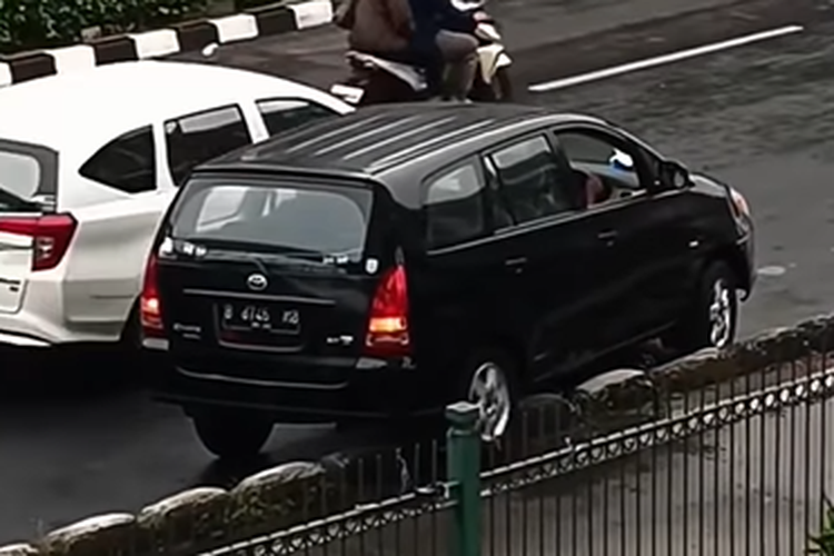 Innova, kaki-kaki mobil, tie rod, innova, separator busway, Tie Rod, Innova Tersangkut Separator Busway, Ini Potensi Kerusakan Kaki-kaki