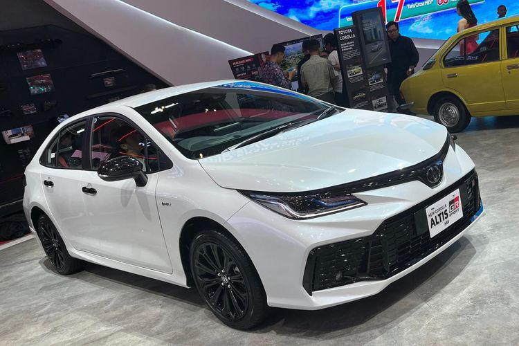 Toyota Corolla Altis HEV, GR Sport, GIIAS 2025, sedan ramah lingkungan, Corolla Altis HEV GR Sport: Kombinasi Sporty dan Ramah Lingkungan