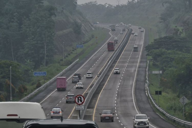kendaraan, Trans-Jawa, Cikampek, Idul Adha, diskon tarif tol, Kalikangkung, Kendaraan, Surabaya, idul adha, Diskon Tarif Tol Dongkrak Lonjakan Kendaraan ke Trans-Jawa