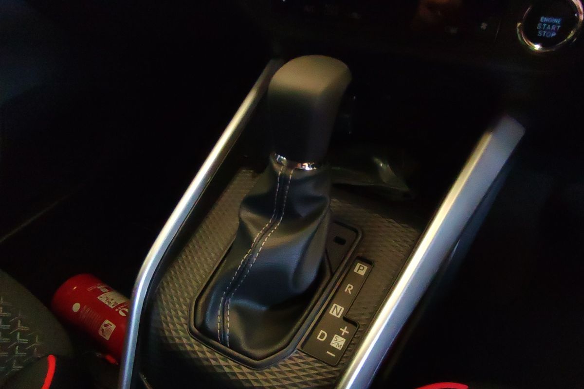 Apa Bedanya Model Tuas Transmisi Mobil Matik Lurus dan Zig-zag?