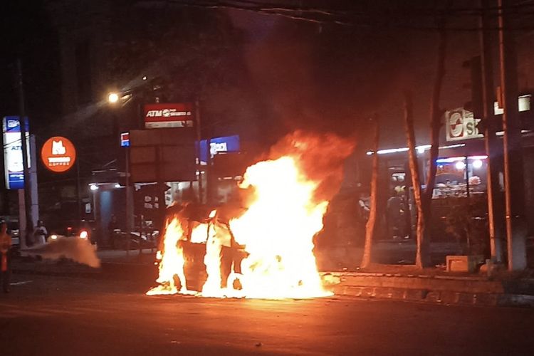 Kebakaran, kebakaran, mobil terbakar, Garasi kebakaran, mobil di garasi terbakar, Garasi Mantan Anggota DPR RI Terbakar, Tujuh Kendaraan Hangus