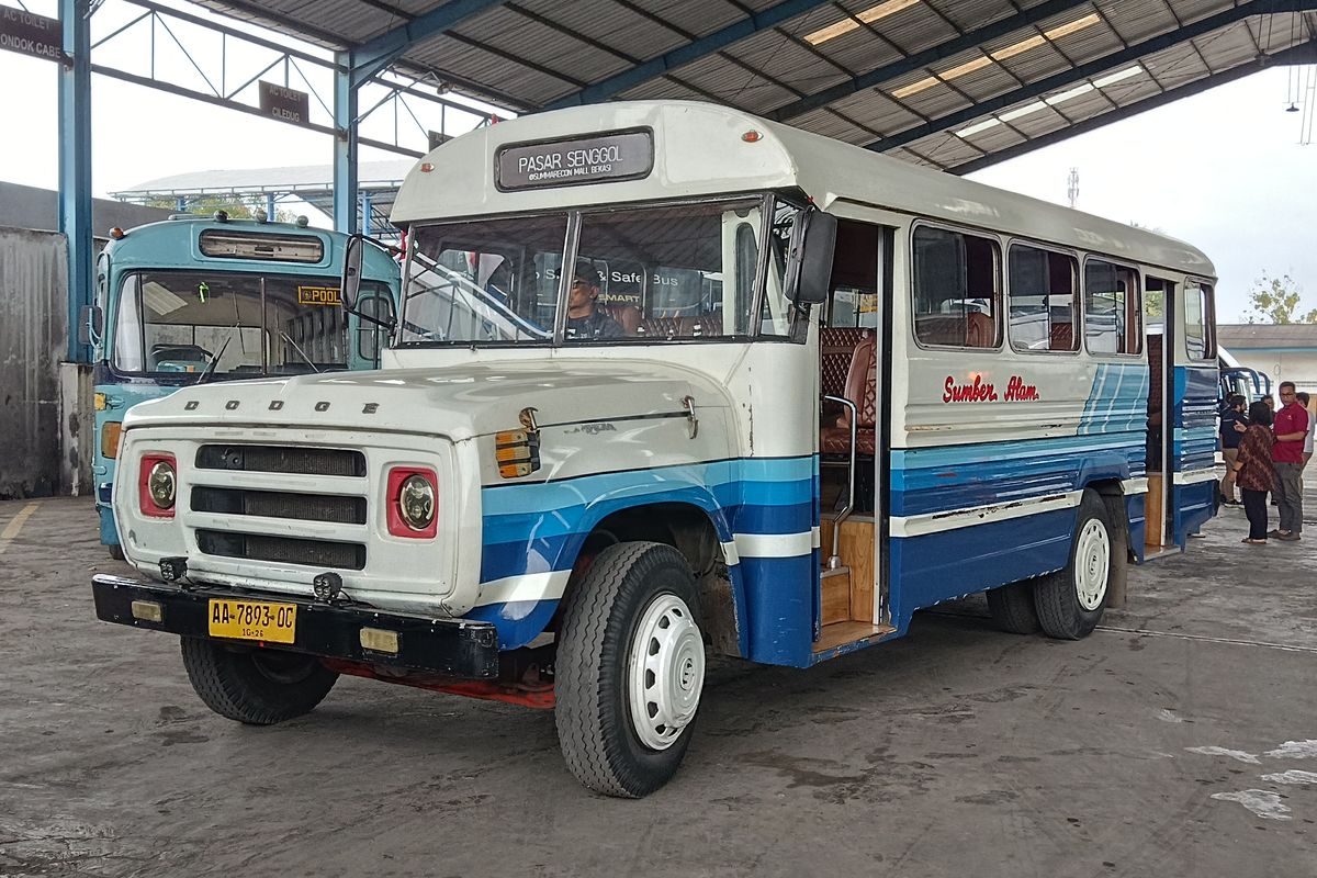 Pengalaman Seru Naik Bus Vintage Dodge D Series di Kutoarjo