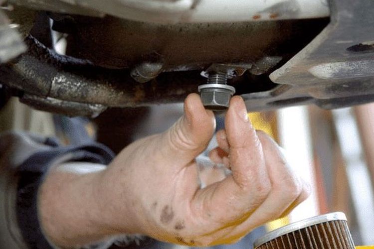 kunci torsi, Irwan Pane, baut pembuangan oli, drain bolt, Cara Benar Kencangkan Baut Pembuangan Oli Motor Tanpa Kunci Torsi