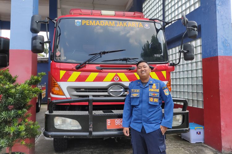 kendaraan pemadam kebakaran, tian, Dinas Damkar, perawatan kendaraan damkar, Fungsi Beragam Kendaraan Pemadam Kebakaran di Jakarta