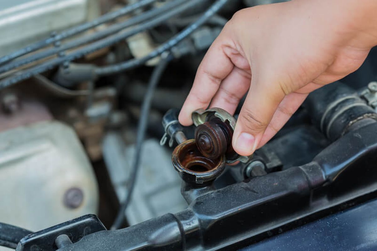 Penyebab Air Radiator Tumpah Saat Mesin Mobil Dipanasi di Garasi