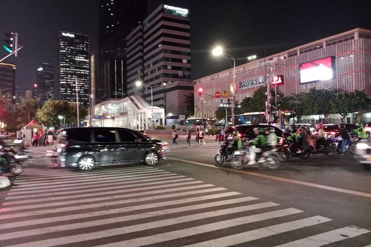 iring-iringan Presiden, lampu merah, lampu lalu lintas, Apil, apil, aturan lalu lintas, iring-iringan presiden, Iring-iringan Presiden Prabowo Berhenti di Lampu Merah, Netizen: Hal Sederhana yang Mewah