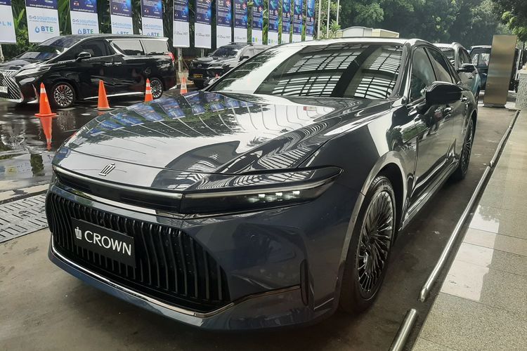 GIIAS 2025, Crown FCEV, Toyota Crown, Toyota Crown FCEV, mobil hidrogen, Toyota Hadirkan Crown FCEV di GIIAS 2025