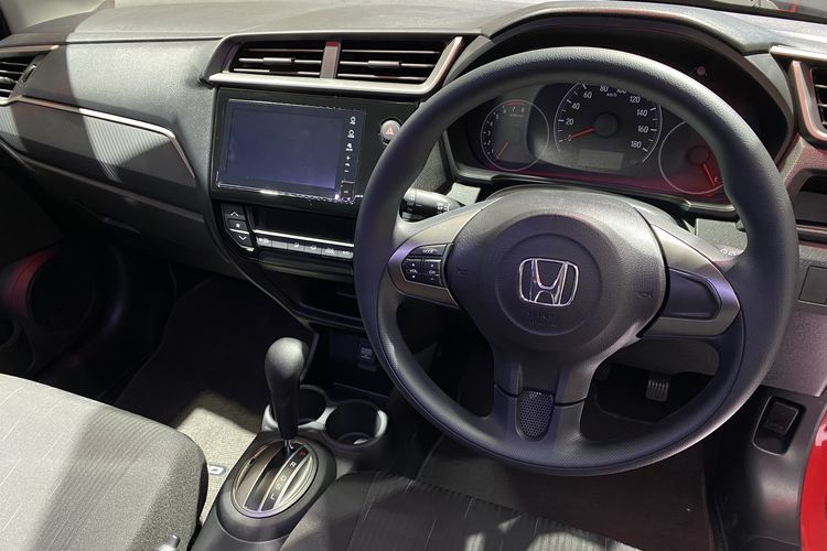 Honda Brio, mobil terlaris, Transmisi otomatis, Surabaya, Honda Brio Terlaris di Surabaya: Dominasi Penjualan 52%