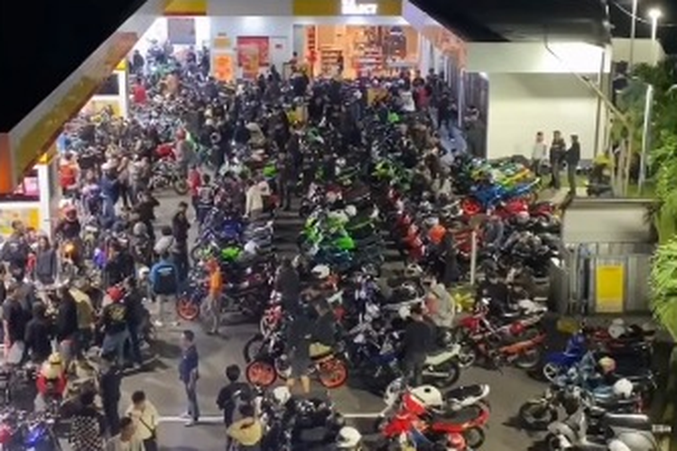Shell, Kelangkaan BBM, komunitas motor, SPBU Shell, Motor 2-tak, bbm swasta, SPBU Shell di Bandung Jadi Tempat Kopdar Komunitas Motor 2-Tak