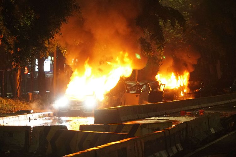 defensive driving, Defensive driving di tengah demonstran, cara aman keluar dari kerumunan demonstran, Tips Aman Berkendara Saat Terjebak di Kerumunan Aksi Massa