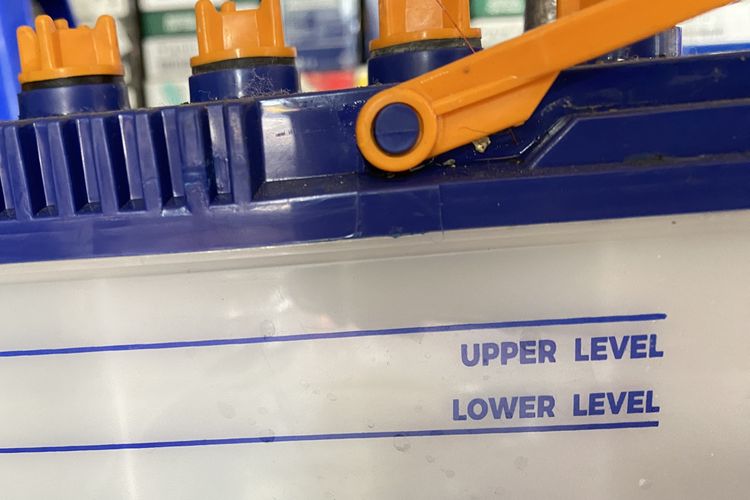 aki basah, perawatan aki, risiko aki, Tomy Irwan, Kesalahan Umum Saat Merawat Aki Mobil