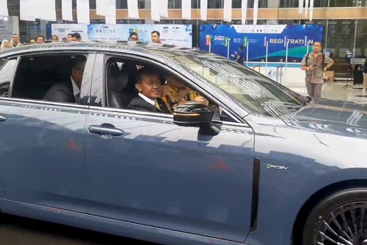 Ketika Bahlil Nyetir Toyota Crown Hidrogen: Enggak Lompat dan Goyang