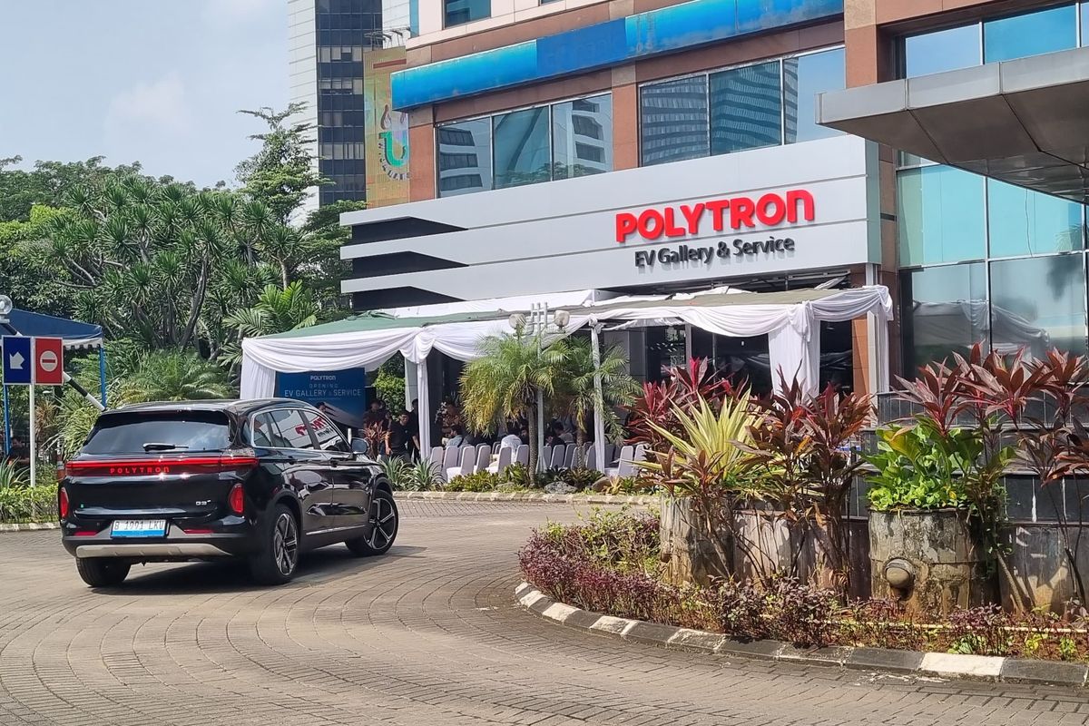 Polytron Buka Showroom Mobil Listrik Pertama di Jakarta
