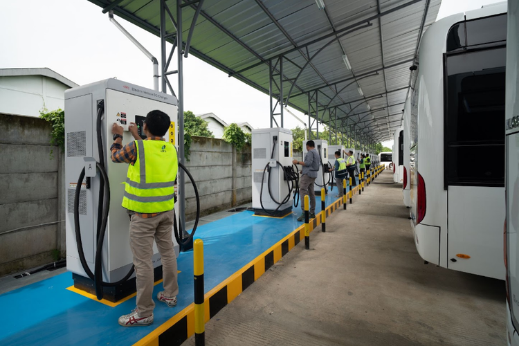 Transportasi Publik, komersial, kendaraan listrik, ekosistem, SPKLU, anxiety, pengisian daya, Pengembangan SPKLU, Upaya Kalista Bangun Ekosistem Kendaraan Listrik