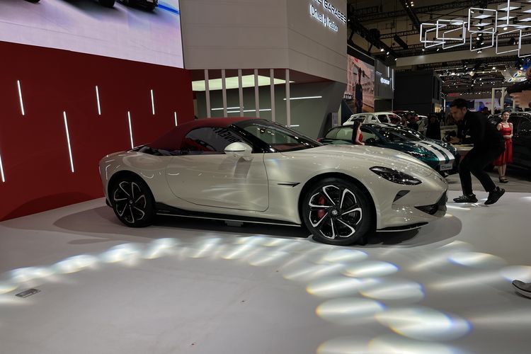 MG Cyberster, mobil listrik sport, desain futuristik, GIIAS 2025, MG Motor Indonesia Luncurkan Cyberster Atap Merah di GIIAS 2025