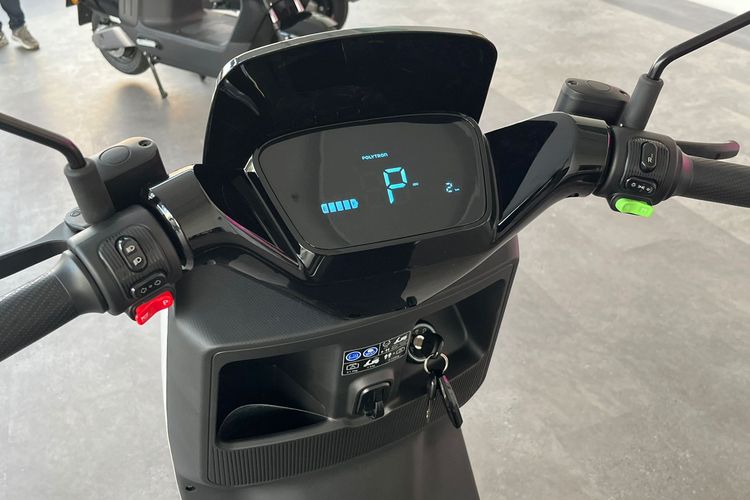 Polytron, motor listrik murah, motor listrik Polytron, Polytron Fox 200, Fox 200, Spesifikasi Motor Listrik Polytron Fox 200, Jarak Tempuh 85 Km