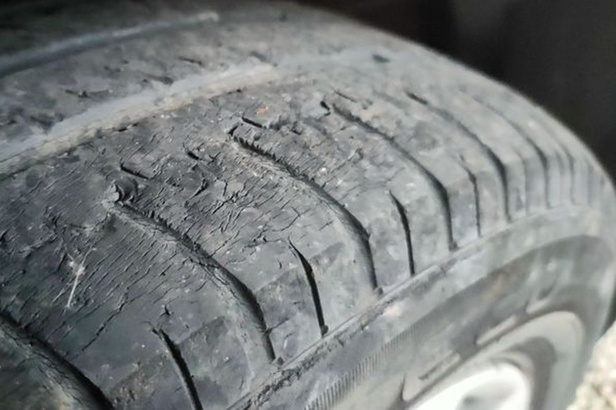 Kenali Penyebab Retak Halus pada Ban dan Pencegahannya