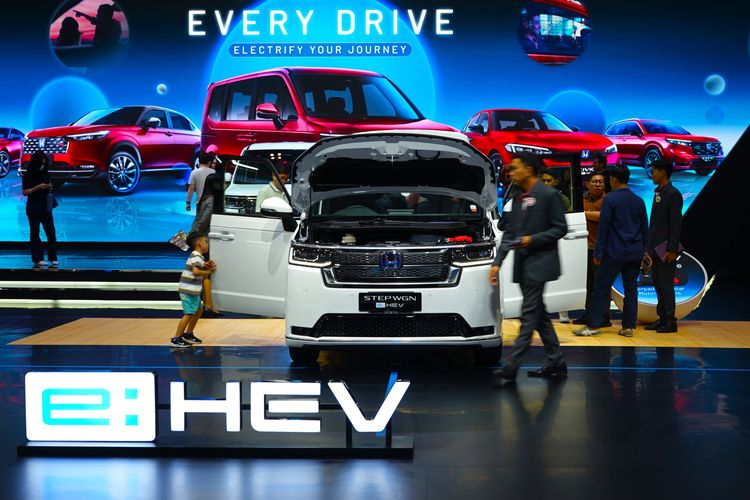 Honda Step WGN e:HEV, Honda Super EV Concept, Honda STEP WGN e:HEV, GIIAS 2025, penghargaan mobil, GIIAS 2025: Honda Step WGN dan Super EV Jadi Mobil Favorit