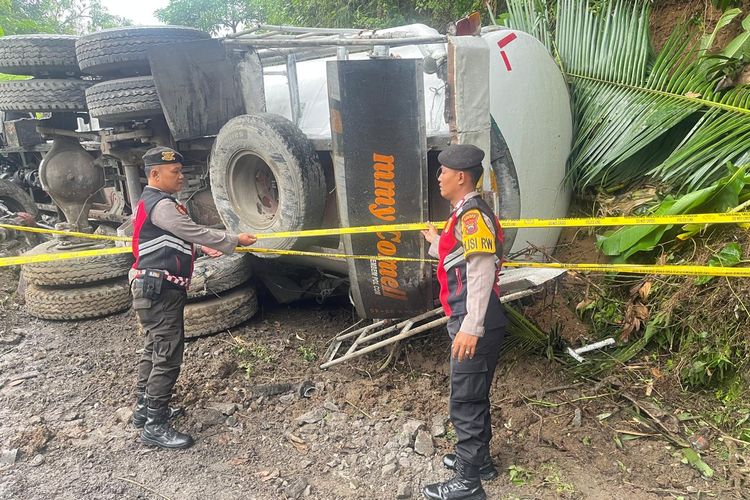 Kalijambe, jalur penyelamat, rambu-rambu lalu lintas, turunan, kalijambe purworejo, Usai Kecelakaan Maut, Dishub Jateng Tambah Jalur Penyelamat dan Rambu di Kalijambe